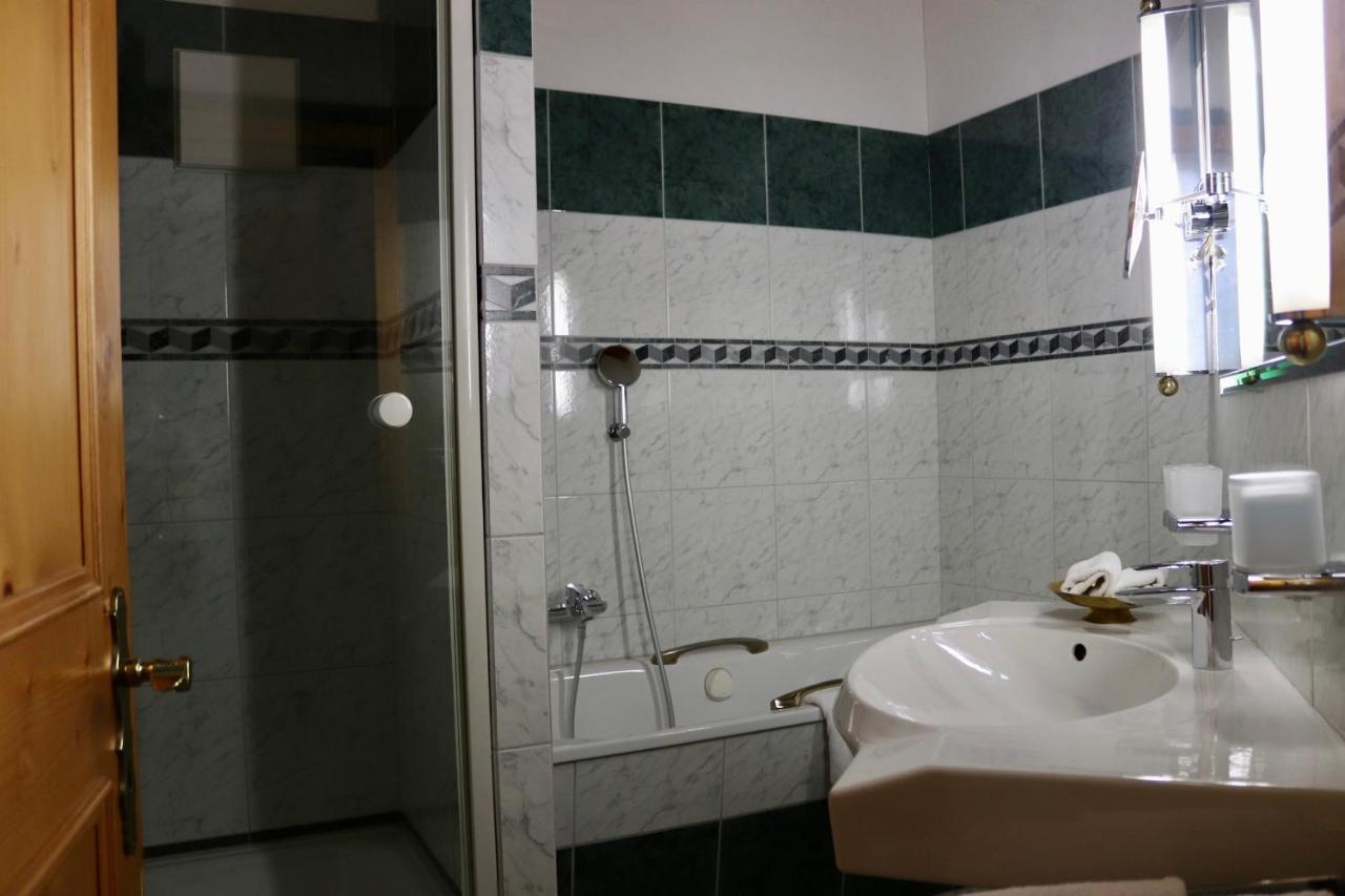 Hotel Spescha เลนเซอร์ไฮเดอ ภายนอก รูปภาพ